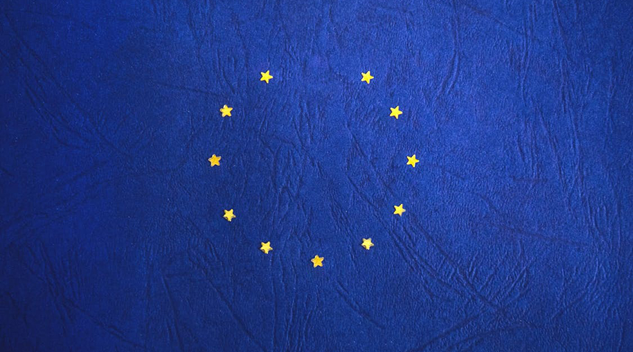 Bandera UE pintada en mano.