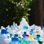 Pirámide de botellas de plástico.