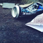 Plano detalle de varios residuos tirados en la calle.