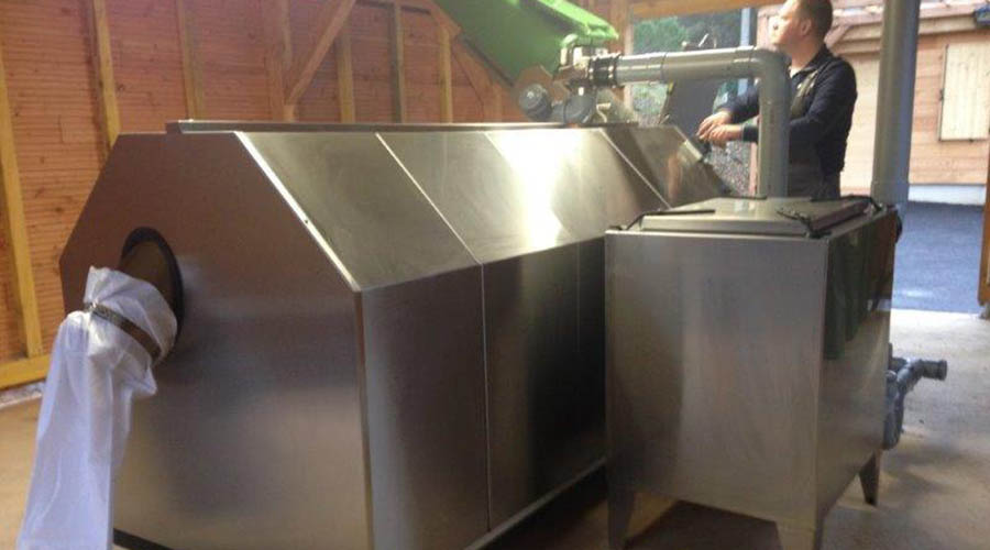 Compostador industrial con volteador de contenedores.