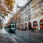 Calle de Zurich con tranvía.