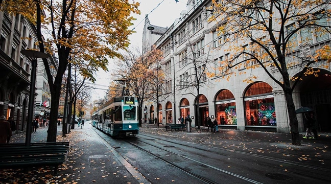 Calle de Zurich con tranvía.