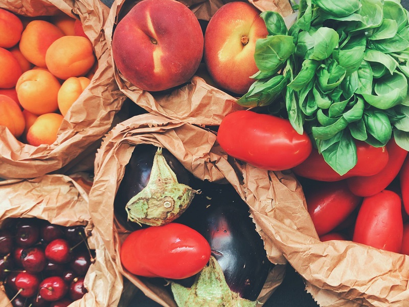 Frutas, verduras y hortalizas en bolsas de papel.