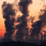 Chimeneas de fábricas emitiendo gases contaminantes.