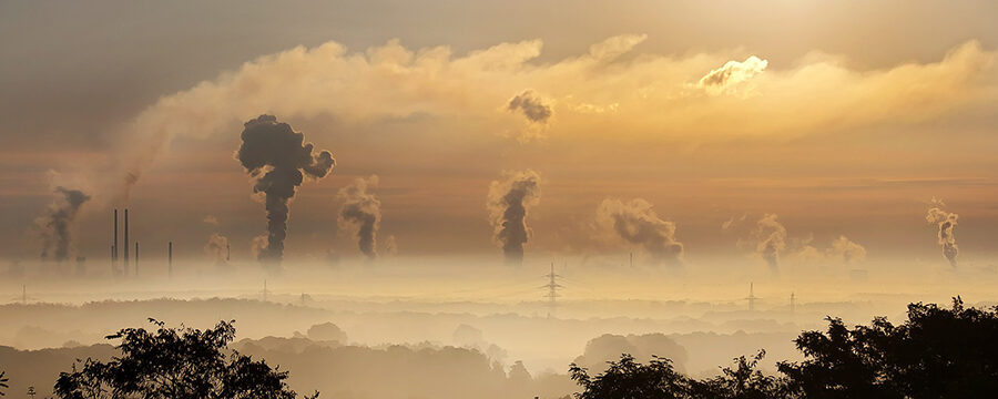 Cielo de ciudad con boina de contaminación.