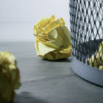 Papelera de oficina con bolas de papel.