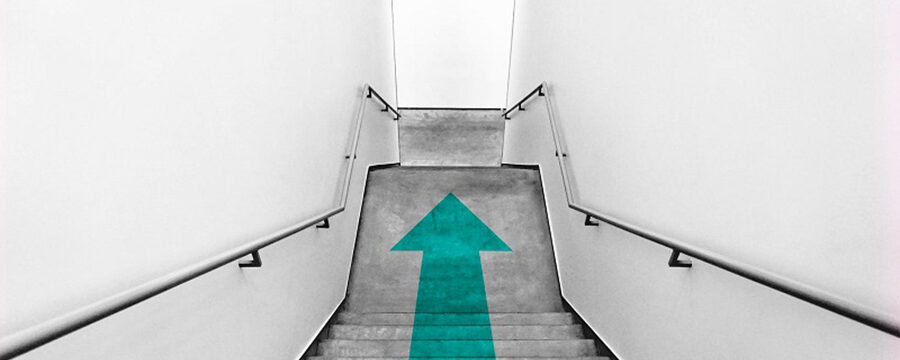 Escalera de edificio de empresas.