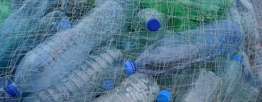 Botellas de plástico en redes de pesca.