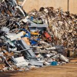 Residuos industriales amontonados en el suelo.