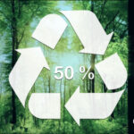 Símbolo de reciclaje y texto 50% con bosque de fondo de Longopac.