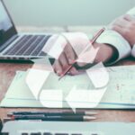 Personas trabajando en oficina de empresa de maquinaria de reciclaje.