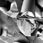 Papel cartón arrugado.