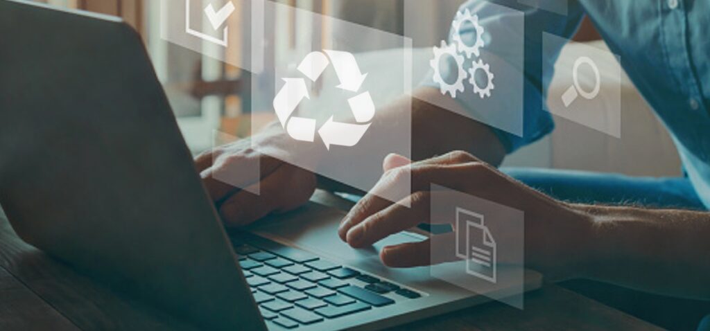 Consultor de residuos en oficina con ordenador.