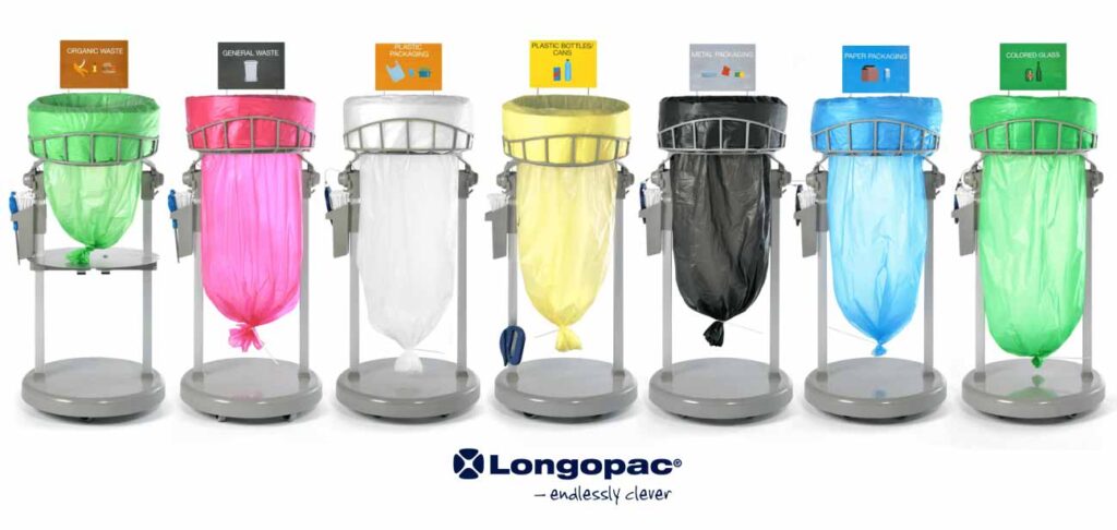 Bastidores y bolsas de basura de colores Longopac con carteles de identificación para reciclar residuos.