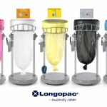 Bastidores y bolsas de basura de colores Longopac con carteles de identificación para reciclar residuos.