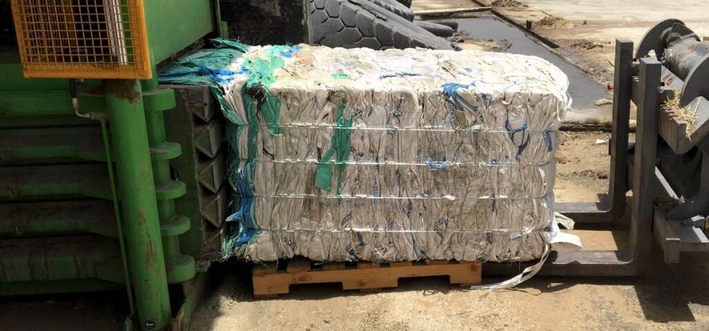 Compactadora horizontal con bala de sacos big bag para reciclaje.