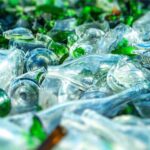 Botellas de bebidas de vidrio para reciclar.