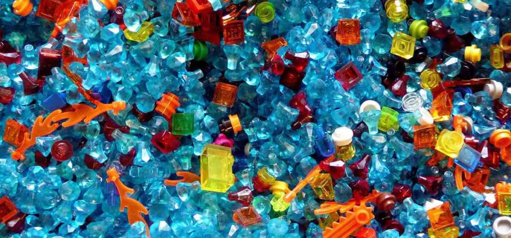 Mezcla piezas de plástico de colores.
