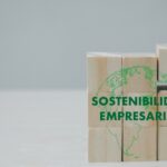 Cubos de madera con serigrafía del globo terráqueo y el texto sostenibilidad empresarial